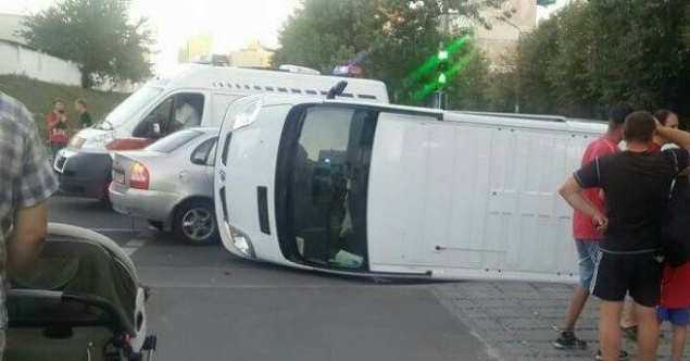 В Киеве в результате ДТП перевернулся микроавтобус с пассажирами (фото)