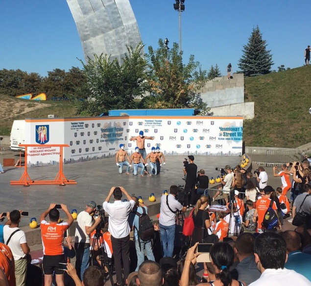 Виталий Кличко показал свой торс на чемпионате по Street Workout в Киеве (фото, видео)