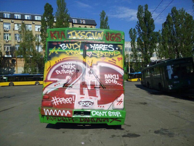 В Киеве вандалы обрисовали троллейбус (фото)