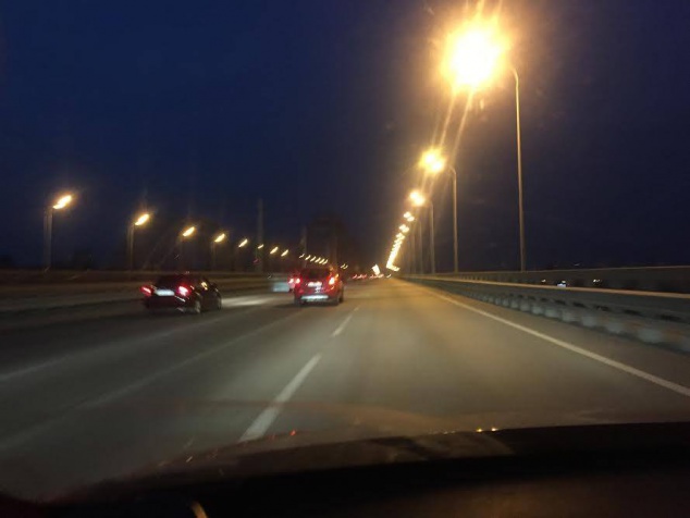 В столице на Дарницком мосту восстановили освещение