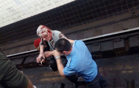 В столице на станции метро “Арсенальной” мужчина упал на пути (фото)
