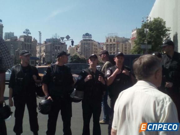 Правоохранители возобновили движение транспорта по улице Крещатик