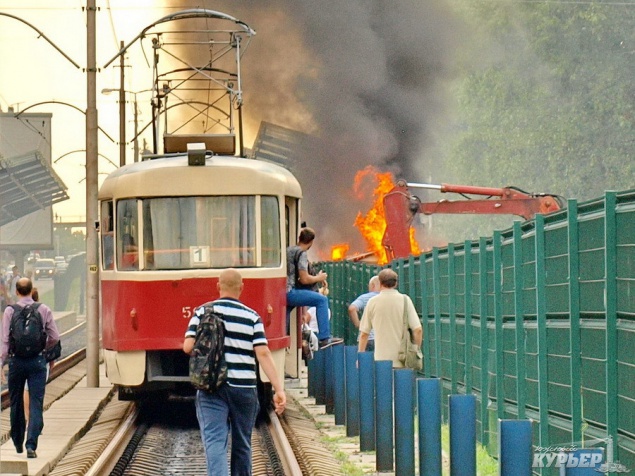 На линии скоростного трамвая в Киеве произошел пожар (фото, видео)