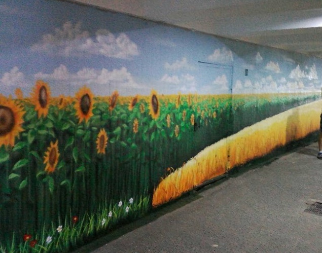 В столице украсили подземный переход полем с подсолнухами (фото)