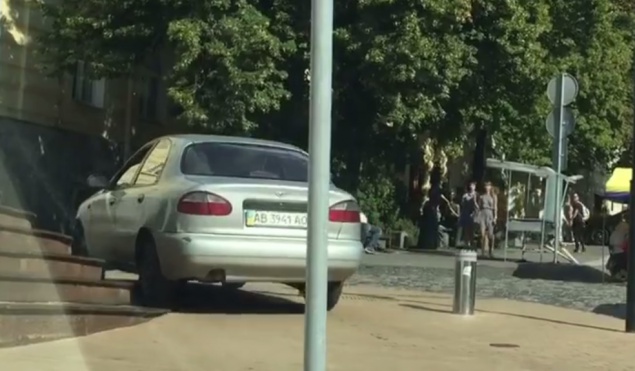 В Киеве автомобиль проехался по ступенькам Андреевской церкви, чтобы проскочить болларды (видео)