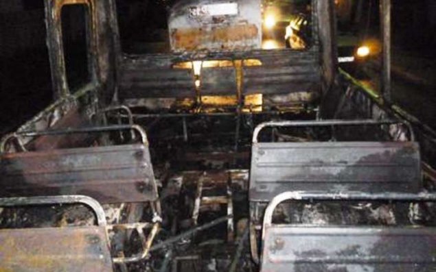 В Деснянском районе Киева ночью сгорел автобус
