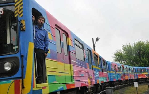 Известный художник ищет ассистентов, чтобы разрисовать в Киеве поезд метро