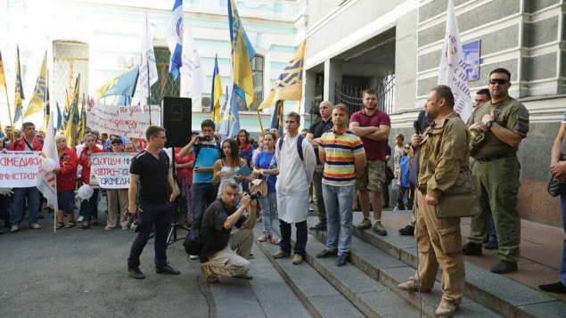 Под зданием Минздрава в Киеве активисты в футболках “Азова“ митингуют против реформы ”скорой помощи” (фото)