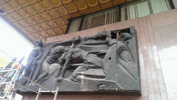 С Украинского дома в Киеве демонтируют коммунистический барельеф (видео)