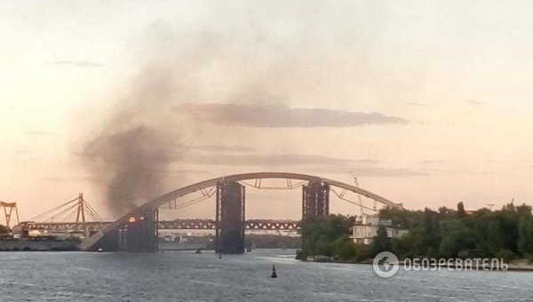Спасатели ликвидировали пожар на Подольско-Воскресенском мосту в Киеве (видео)