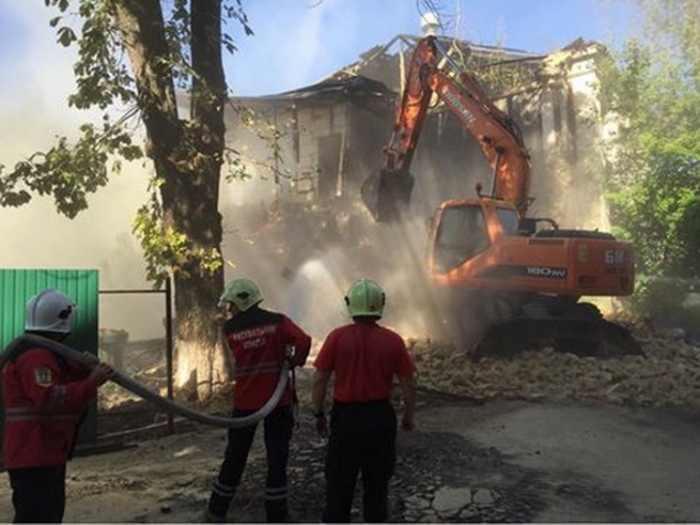 Спасатели начали разбирать обрушившийся старый дом в центре Киева (фото)