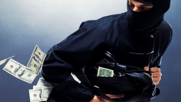 На Оболони в Киеве у предпринимателя украли 2 млн гривен, угрожая пистолетом