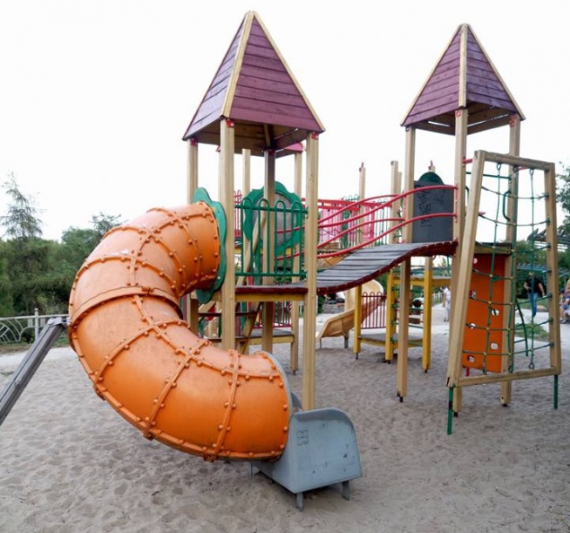 В столичном парке возле Лавры обнаружена опасная детская площадка (фото)