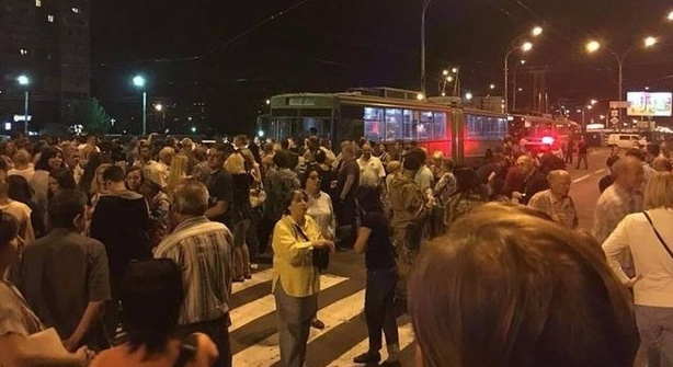 В Киеве противники строительства ТРЦ над станцией метро перекрыли дороги (фото, видео)