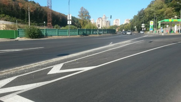 “Киевавтодор”: перегруженный бетоном транспорт портит новый асфальт (фото)