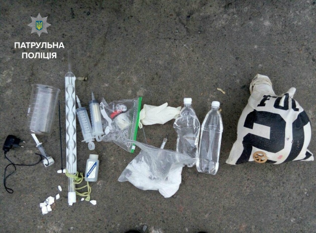 В Киеве патрульные за одну ночь задержали 7 человек с подозрительными веществами (фото)