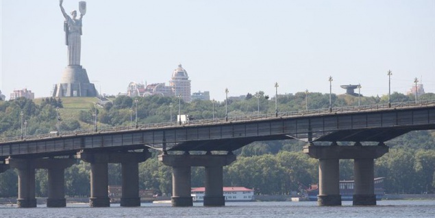 На мосту Патона в Киеве ограничат движение транспорта до 3 октября