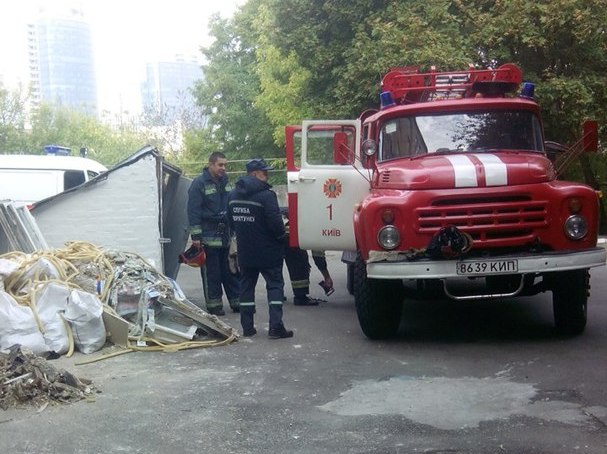 На Печерском спуске в Киеве сегодня горела школа (фото)