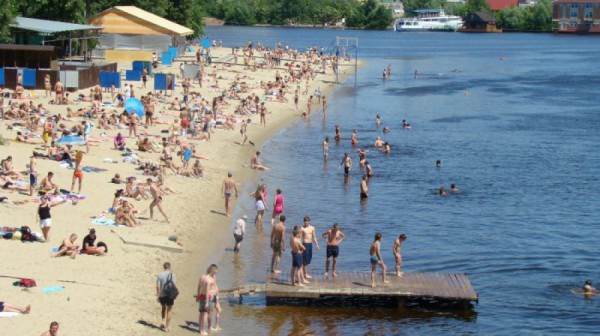 В Киеве безопасными для купания остались только три пляжа
