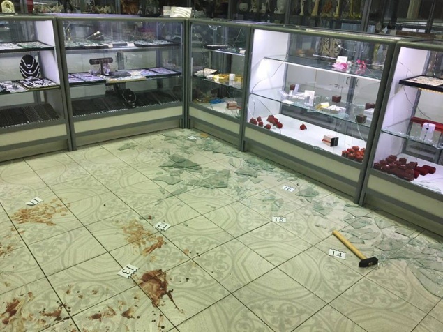 Двое неизвестных ограбили ювелирный магазин в Киеве: ранен охранник (фото)