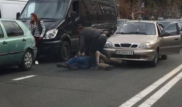 В центре столицы водители подрались в пробке (видео)
