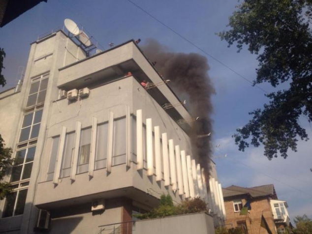 В Киеве загорелся офис телеканала Интер (фото, видео)