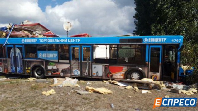В Киеве автобус с пассажирами врезался в кафе: есть пострадавшие (фото)