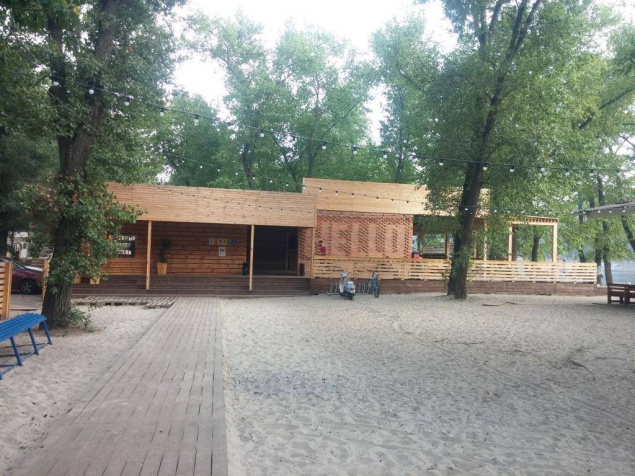 В Киеве на Трухановом острове предприниматель захватил землю под развлекательный центр