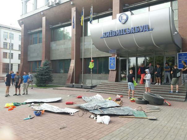 Активисты “Азова“ заблокировали офис ”Киевгорстроя”: произошли столкновения (фото, видео)