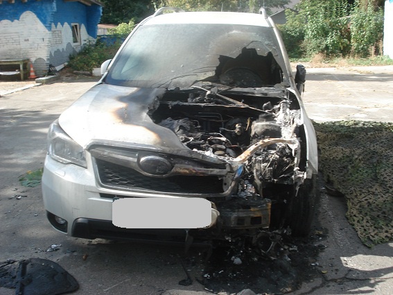 В Киеве сожгли автомобиль директора одного из учреждений (фото)
