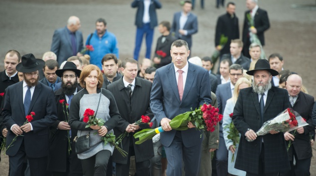 Виталий Кличко с депутатами Киевсовета возложил цветы к монументу жертвам Бабьего Яра (фото)