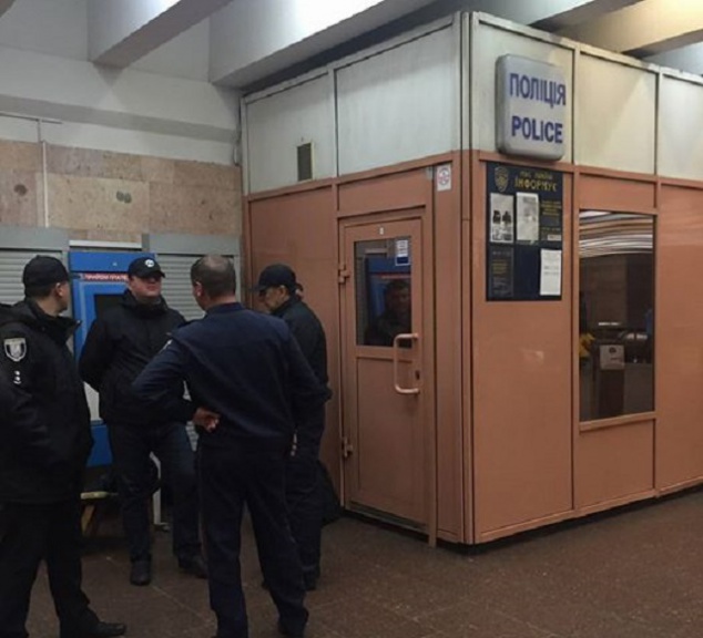 В Киеве, на станции метро “Лыбидская” неизвестный выстрелил в полицейского