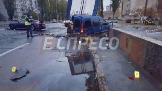 На Троещине, в Киеве водитель Porsche после ДТП сбежал, бросив своего погибшего пассажира (фото)