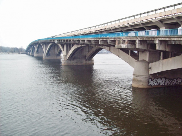 В субботу на мосту Патона в Киеве ограничат движение транспорта