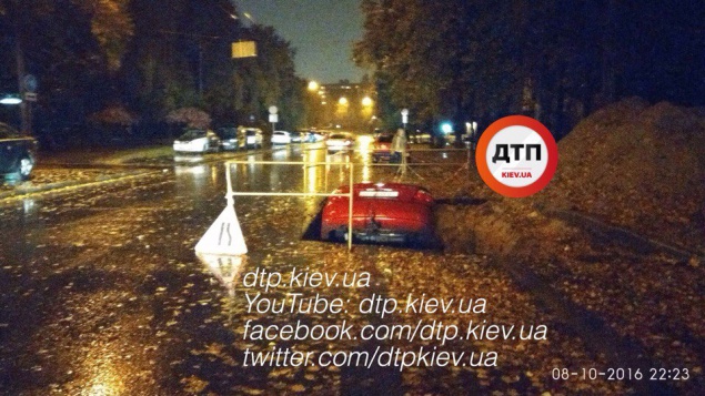 В Киеве водитель Chevrolet Aveo не заметил ограждение и влетел прямо в яму (фото)