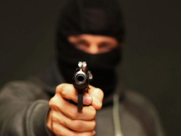 В столице вооруженные мужчины отобрали у полицейского оружие
