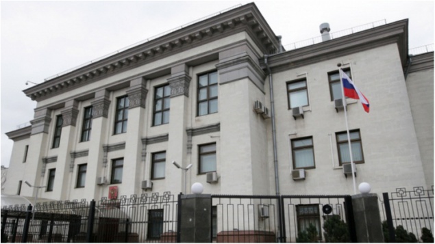 Под посольством РФ в Киеве прошли две акции: “Стоп, Путин! Стоп война” и в поддержку политзаключенных в Крыму