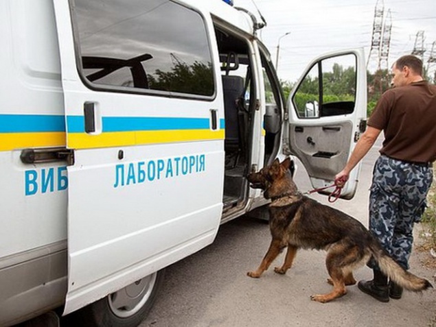 Полиция ищет взрывчатку в трех админзданиях Киева