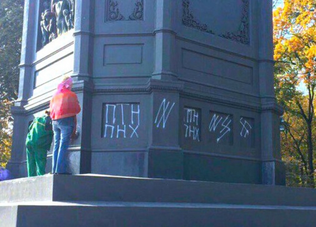 Вандалы снова разрисовали памятник князю Владимиру в Киеве (фото)