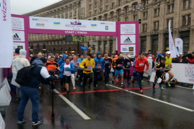 В столице под дождем состоялся многотысячный международный марафон (фото)