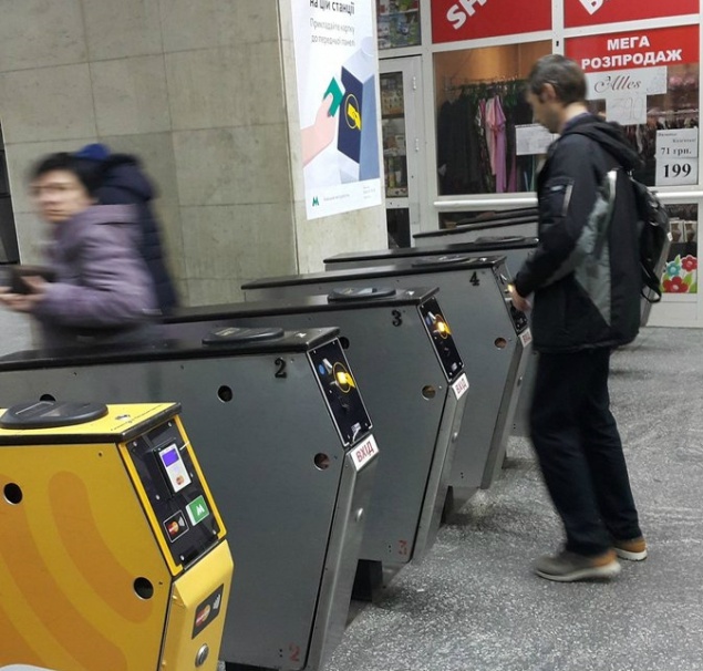 В Киевском метро начали заменять жетонные турникеты на карточные