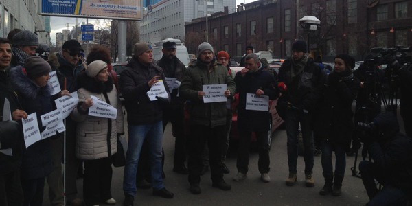Родственники погибших на Майдане проводят мирную акцию возле Святошинского райсуда
