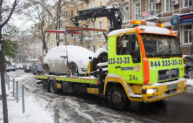 Мешающие чистить снег автомобили в Киеве забирают эвакуаторы