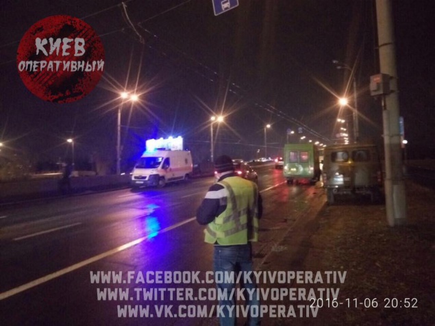 В Киеве отец с сыном перебегали проспект Ватутина “на спор” - отец погиб, ребенок в больнице (видео, фото)