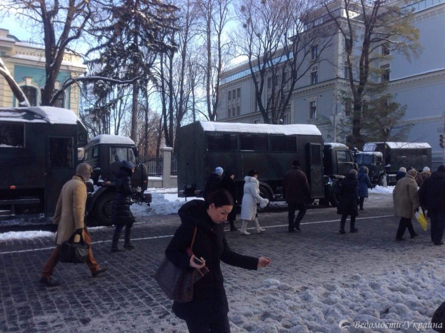 Под здание НБУ в Киеве пригнали военные грузовики (фото)