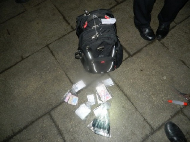 На Дарницком вокзале столицы у мужчины едва не украли 5 тыс. долларов и 10 тыс. гривен (фото)