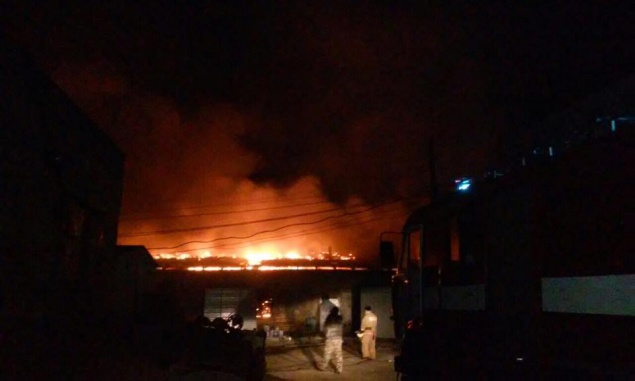 На Киевщине спасатели тушат масштабный пожар на бывшей овощебазе