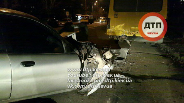 В Киеве автомобиль протаранил сразу две маршрутки - водитель в больнице (фото, видео)