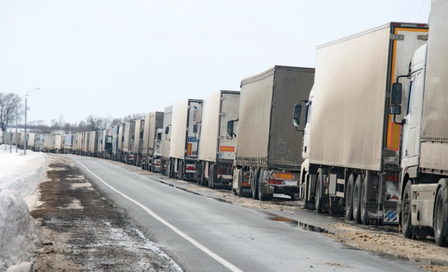 В Киев пустили грузовики