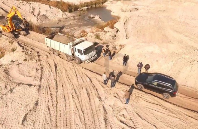 Экс-начальнику коммунального предприятия предъявили обвинение в незаконной добыче песка в Бородянском районе